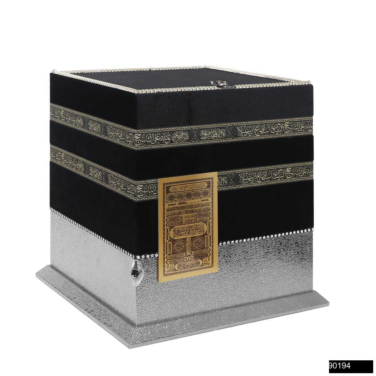 Toptan Orta Boy Kare Kabe Maket Kutu 28,5 cm + Orta Boy Arapça Sıvama Kapak Kabe Kuran-ı Kerim + Lüks Tafta Seccade + Cam İnci Tesbih Hediye Seti